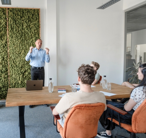 Ralf Koschinski und das Vertriebsmeister Team sind die Experten für praxisnahe Trainings, Workshops und Coachings in den Bereichen Vertrieb, Führung und Organisation