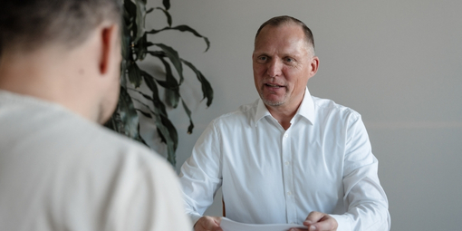Vertriebsmeister Blogbeitrag "Empowering Leadership: Wie du dein Team richtig befähigst und stärkst"
