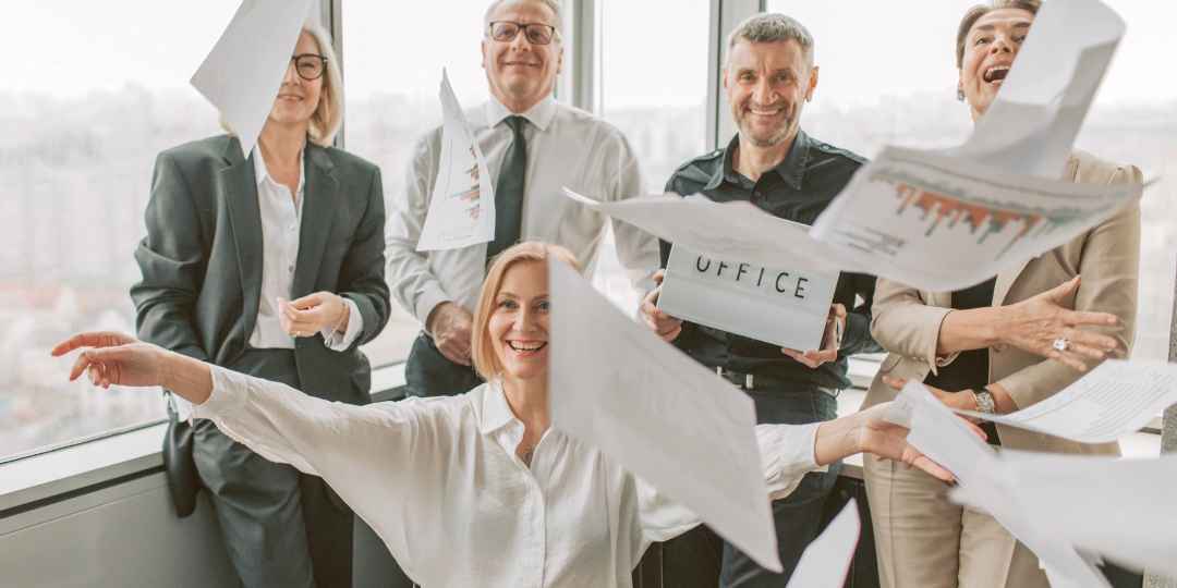 Ein modernes Arbeitsumfeld lebt von Motivation, Teamgeist und einer jungen Führungskraft, die Begeisterung vorlebt. Dieses Bild unterstreicht die Bedeutung von inspirierendem Leadership und emotionalem Engagement im Unternehmen.